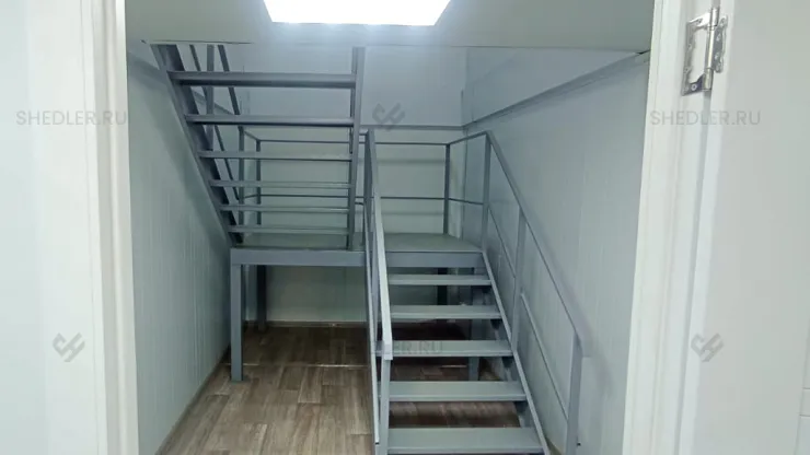 Внутренняя лестница в модульном здании