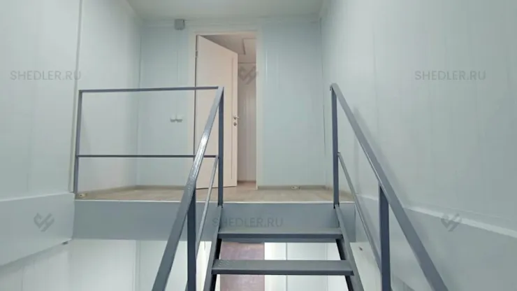 Лестница на 2й этаж в штабе строительства