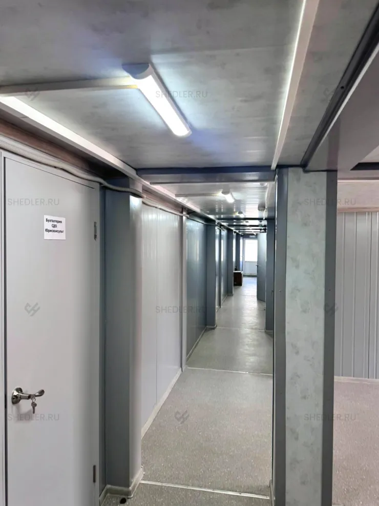 Модульное здание из 36 блок-контейнеров из сэндвич-панелей в Москве коридор