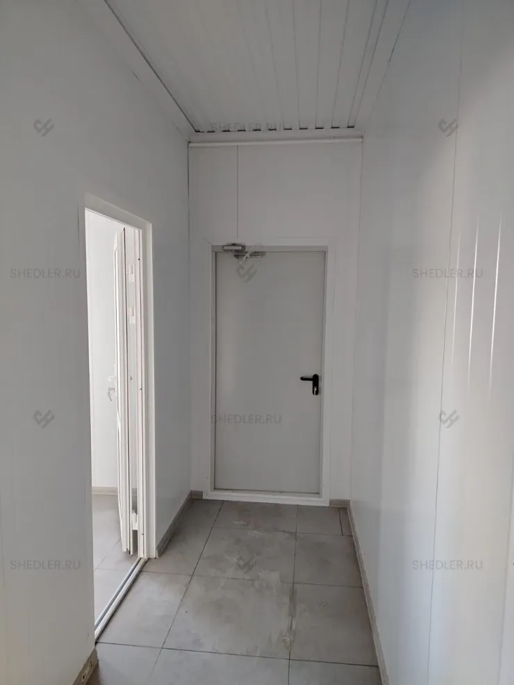 Модульное здание из 12 блок-контейнеров в деревне Пятница, Московская область коридор