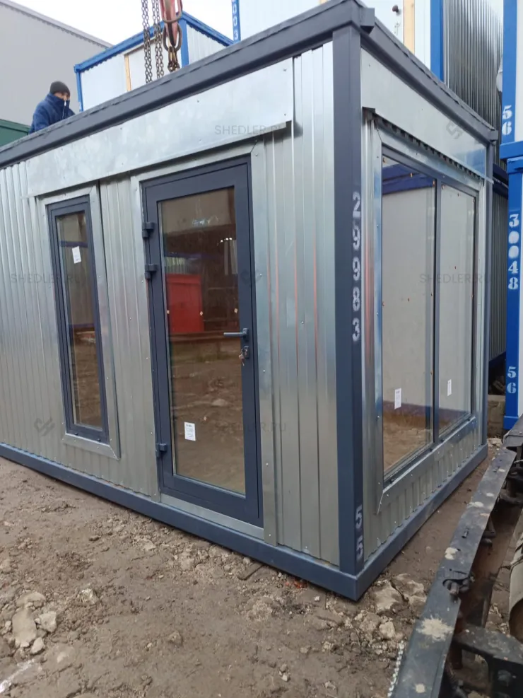 Модульное здание с окнами-витринами