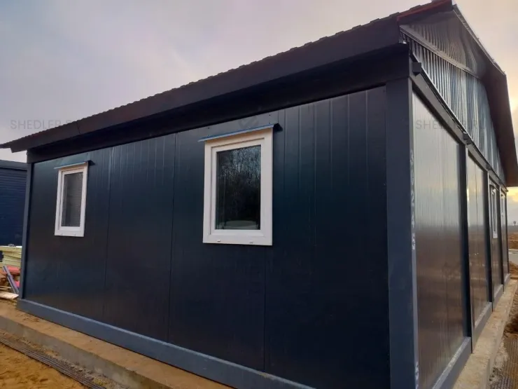 Модульное здание с двускатной крышей на основе БКСП-00 из сэндвич-панелей в с. Лайково, МО